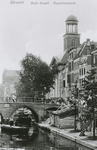863714 Gezicht op de Jacobibrug over de Oudegracht te Utrecht, met rechts de St.-Augustinuskerk (Oudegracht Weerdzijde ...